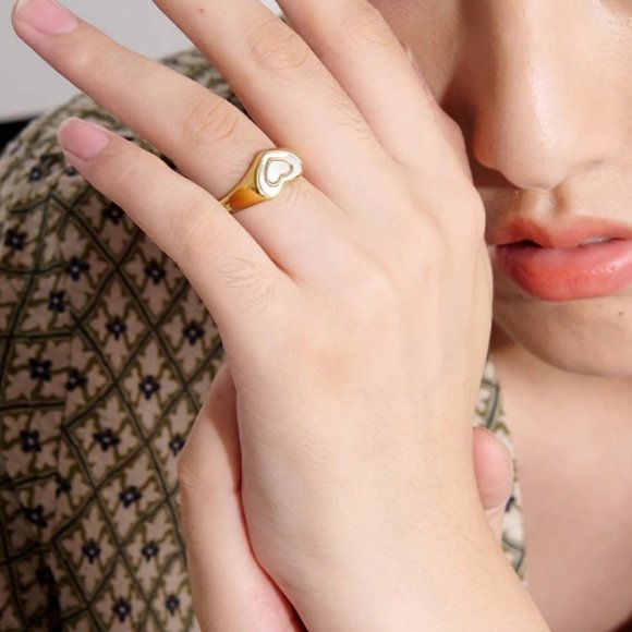 NEW 18K Gold Plated Mother Of Pearl Shell Heart Ring - Picture 2 of 8